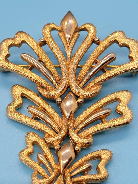 Lisner Textured Gold Tone Dangle Brooch - image 4