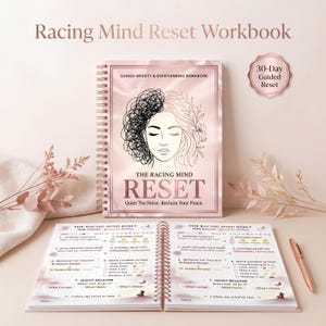 Peut inclure: Un carnet à spirales Racing Mind Reset avec une couverture en marbre rose doré illustrant un visage passant de gribouillis chaotiques à des motifs floraux calmes, accompagné d'une page intérieure ouverte avec des exercices quotidiens.