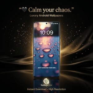Könnte beinhalten: Ein Smartphone zeigt ein Hintergrundbild mit Wassertropfen, die Uhrzeit 10:09 Uhr und den Text "Don't surrender your mind". Der Hintergrund ist schwarz mit goldenen Akzenten und dem Text "Calm your chaos." und "Luxury Android Wallpapers."