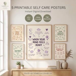 Peut inclure: Cinq affiches de bien-être imprimables avec du texte et des illustrations en violet, vert et orange. L'affiche centrale indique When Your Mind Feels Heavy, entourée de phrases apaisantes. Les autres affiches incluent Gentle Notes to Self, Calm Thoughts Checklist, Overthinking Reset Notes et Reminders for Hard Days. Fichiers JPG et PDF inclus en 50x70 cm, 30x40 cm et 20x30 cm.