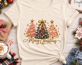 Camiseta rosa con árbol de Navidad, camiseta con estampado de Feliz Navidad, camiseta navideña coqueta, camiseta femenina con árboles de Navidad, bonito regalo festivo para mujer.