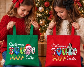 Puede incluir: Una bolsa de tela verde con un gráfico de Stitch, el texto Christmas Squad y el nombre Emily, y una bolsa roja con un gráfico de Jasmine, el texto Christmas Squad y el nombre Jessica, ambas con adornos navideños.