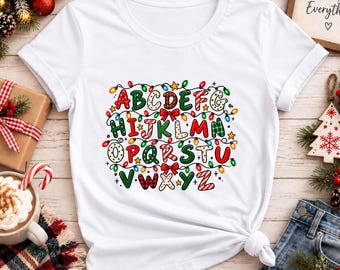 Camiseta navideña con el alfabeto, camiseta gráfica colorida con el abecedario, camiseta con luces navideñas, camiseta festiva para profesores, bonito regalo navideño con el alfabeto