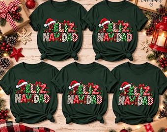 Puede incluir: Cinco camisetas de manga corta de color verde oscuro con un estampado gráfico que dice FELIZ NAVIDAD en letras coloridas y estampadas. El diseño incluye un gorro de Papá Noel rojo, hojas de acebo y elementos festivos en cada prenda.