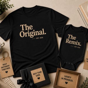 Może przedstawiać: Czarna koszulka z kr&oacute;tkim rękawem z napisem The Original. EST. 2026 oraz czarne body niemowlęce z napisem The Remix. EST. 2026 w kolorze beżowym. Zestaw zawiera zawieszki prezentowe oraz pudełko z napisami, w tym BEST TEAM EVER. oraz LEGACY IN PROGRESS.