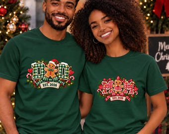 Camisetas para la primera Navidad como mamá y papá, camisetas navideñas a juego para parejas, camiseta navideña para padres primerizos, regalo de jengibre para mamá y papá (desde 2026)