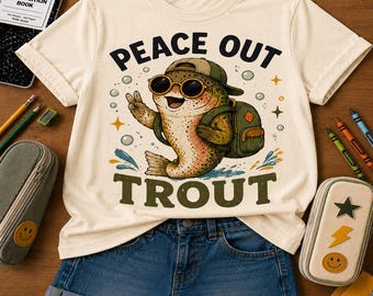 Puede incluir: Una camiseta de manga corta color crema con un gráfico de una trucha que lleva una gorra de béisbol, gafas de sol y una mochila. El pez hace un gesto de paz. El texto de arriba dice PEACE OUT y el texto de abajo dice TROUT.