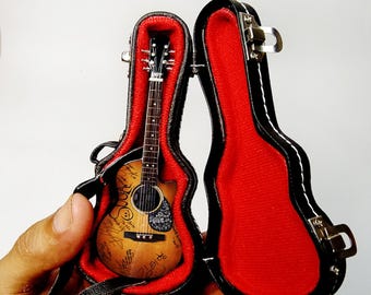 Guitarra acústica en miniatura Suga Agust D Tour BTS escala 1:12 con estuche rígido / Réplica de mini guitarra clásica hecha a mano / Regalo musical de cumpleaños