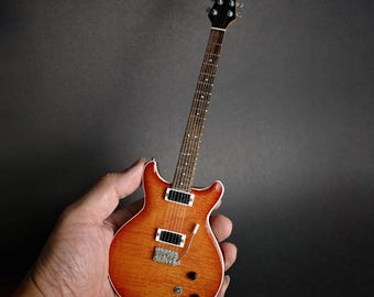 Chitarra in miniatura Santana PRS scala 1:4 / Replica Mini chitarra elettrica fatta a mano / Regalo di compleanno per chitarrista Espositore per strumenti musicali