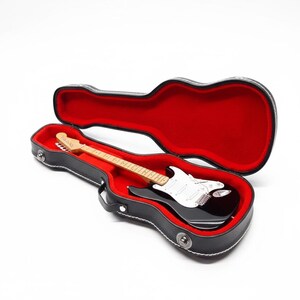 Miniatuurgitaar Stratocaster zwart wit schaal 1:4 | Replica mini elektrische gitaar handgemaakt | Gitarist Verjaardagscadeau Muziekrekinstrument Guitar + Hardcase