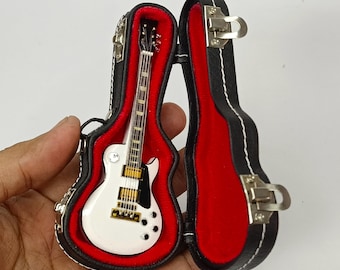Guitarra en miniatura Baba Day6 a escala 1:12 con estuche rígido / Réplica realista de mini guitarra eléctrica hecha a mano / Instrumento de regalo de cumpleaños para guitarristas