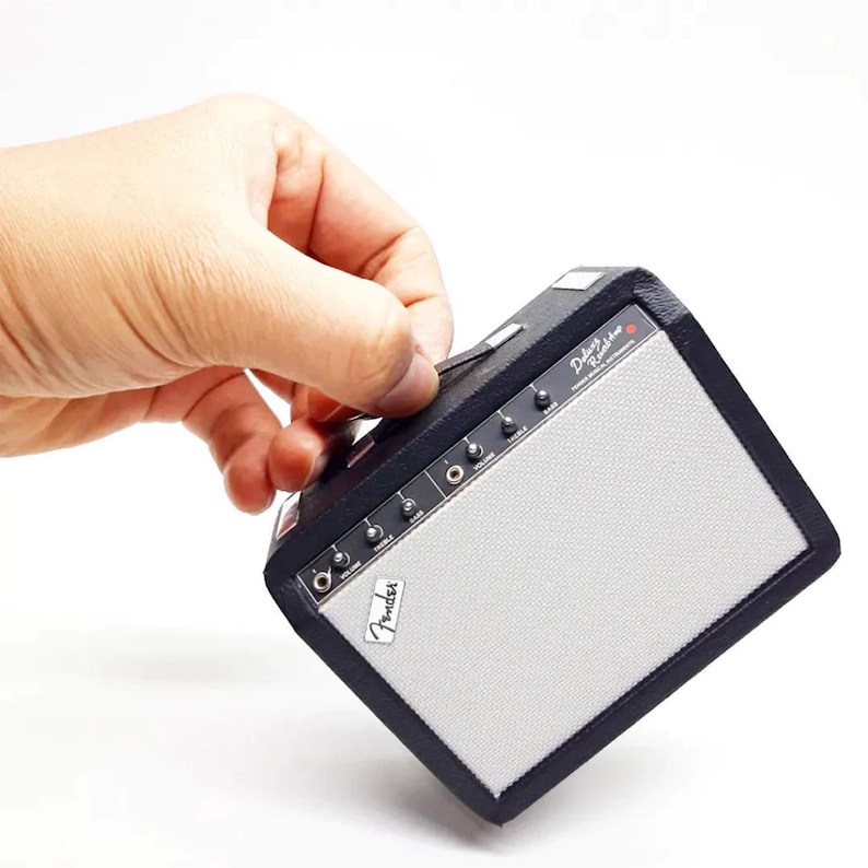 Miniature Amplifier Fe nder Deluxe 1:12 Scale | Realistic Tiny Amp Replica for mini Guitar, Dollhouse and Action Figure