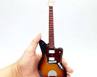 Chitarra in miniatura Mustang Sunburst 1:4 / Replica di mini chitarra elettrica fatta a mano / Regalo di compleanno per chitarrista, strumento musicale da esposizione