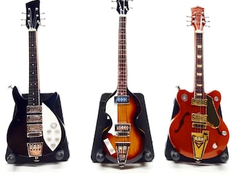 Guitarra en miniatura estilo The Beatles, set de 3 piezas, escala 1:12 / Réplica realista de mini guitarra hecha a mano / Regalo de cumpleaños para guitarristas / Soporte para instrumentos musicales