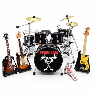 Op de afbeelding: Een miniatuur muziekinstrumentenset met een zwart drumstel met een Pearl Jam-logo op de basdrum, twee goudkleurige bekkens, een zilverkleurig basdrumpedaal en drie elektrische gitaren in sunburst, bruine en zwart-gele afwerkingen.