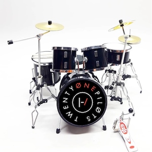 Twenty One Pilots miniatyrtrumset svart 1:12 | 21 realistiskt minireplika trumset handgjort | Instrumentdisplay för trummis, födelsedagspresent