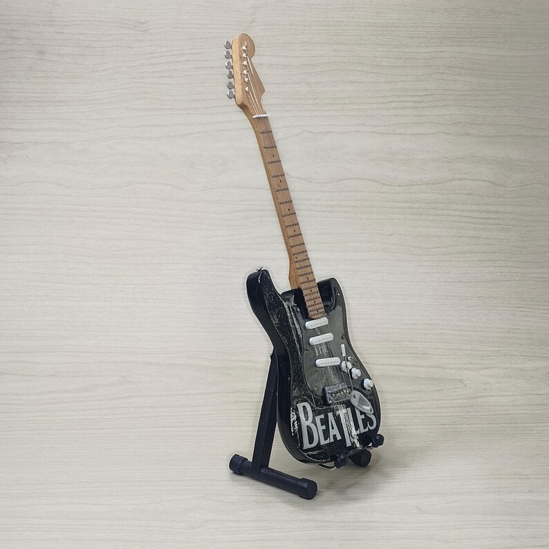 Miniatyrgitarr The Beatles Stratocaster Skala 1:4 | Realistisk replika av mini-elgitarr handgjord | Födelsedagspresent till gitarrist bild 4