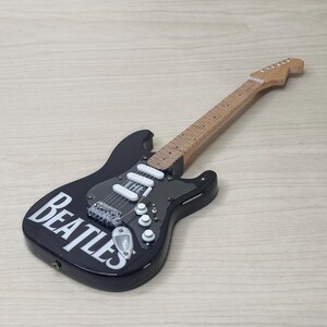 Miniatyrgitarr The Beatles Stratocaster Skala 1:4 | Realistisk replika av mini-elgitarr handgjord | Födelsedagspresent till gitarrist bild 5