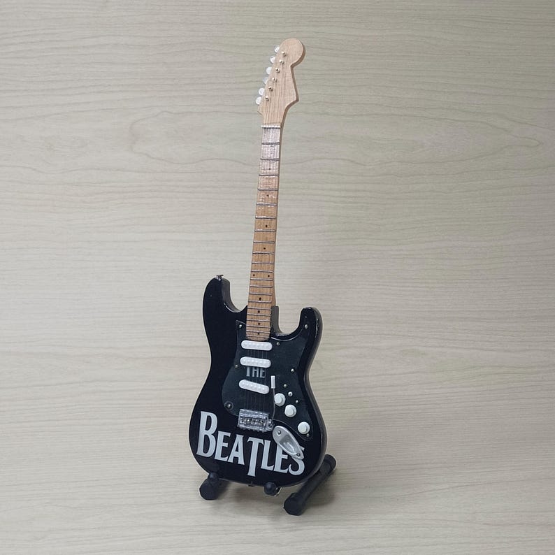 Miniatyrgitarr The Beatles Stratocaster Skala 1:4 | Realistisk replika av mini-elgitarr handgjord | Födelsedagspresent till gitarrist bild 3