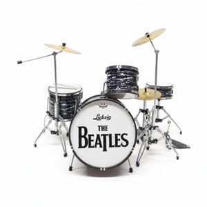 Miniatuurdrumset The Beatles Classic Schaal 1:12 | Minireplica drumstel handgemaakt | Drummer Verjaardagscadeau Instrument Muziekrek Display