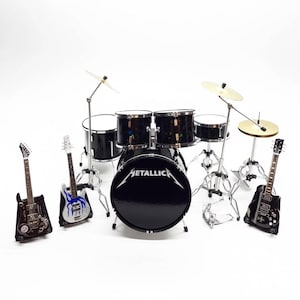 Miniatyrtrumset i metall, svart, 1:12 med gitarrer | Minireplika av trumset, handgjort | Födelsedagspresent till trummis, instrument, musikalisk display