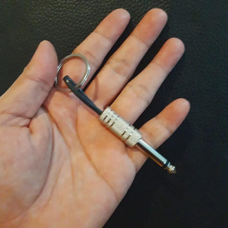 Llavero con amplificador Marsh All-Head en miniatura. Mini llavero con amplificador de guitarra y 4 ganchos para conectores jack. Mini organizador de llaves de pared. imagen 6