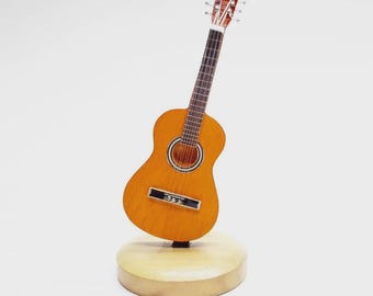 Guitarra acústica en miniatura a escala 1:12 / Réplica realista de mini guitarra clásica hecha a mano / Regalo de cumpleaños para guitarristas, exhibición de escritorio y tablero