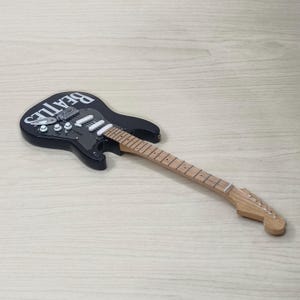 Miniatyrgitarr The Beatles Stratocaster Skala 1:4 | Realistisk replika av mini-elgitarr handgjord | Födelsedagspresent till gitarrist bild 7