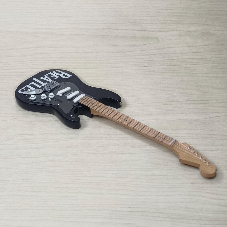 Miniatyrgitarr The Beatles Stratocaster Skala 1:4 | Realistisk replika av mini-elgitarr handgjord | Födelsedagspresent till gitarrist bild 7