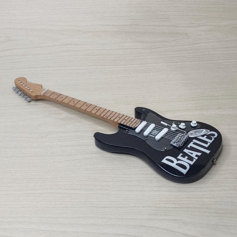Miniatyrgitarr The Beatles Stratocaster Skala 1:4 | Realistisk replika av mini-elgitarr handgjord | Födelsedagspresent till gitarrist bild 6