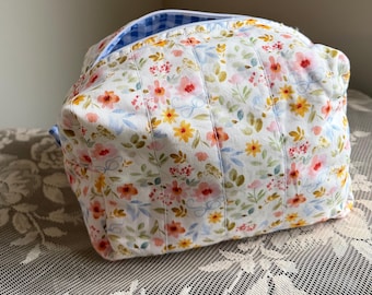 Bolsa de maquillaje floral acolchada hecha a mano