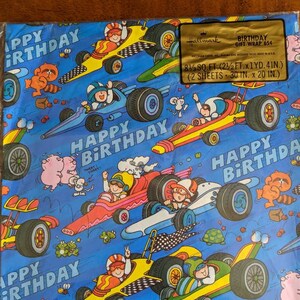 Pu&ograve; includere: Carta da regalo di compleanno blu e gialla con un tema di auto da corsa. La carta presenta auto dei cartoni animati, animali e le parole "Buon compleanno". &Egrave; di 8 1/3 piedi quadrati e viene fornita con due fogli, ciascuno di 30 pollici per 20 pollici.