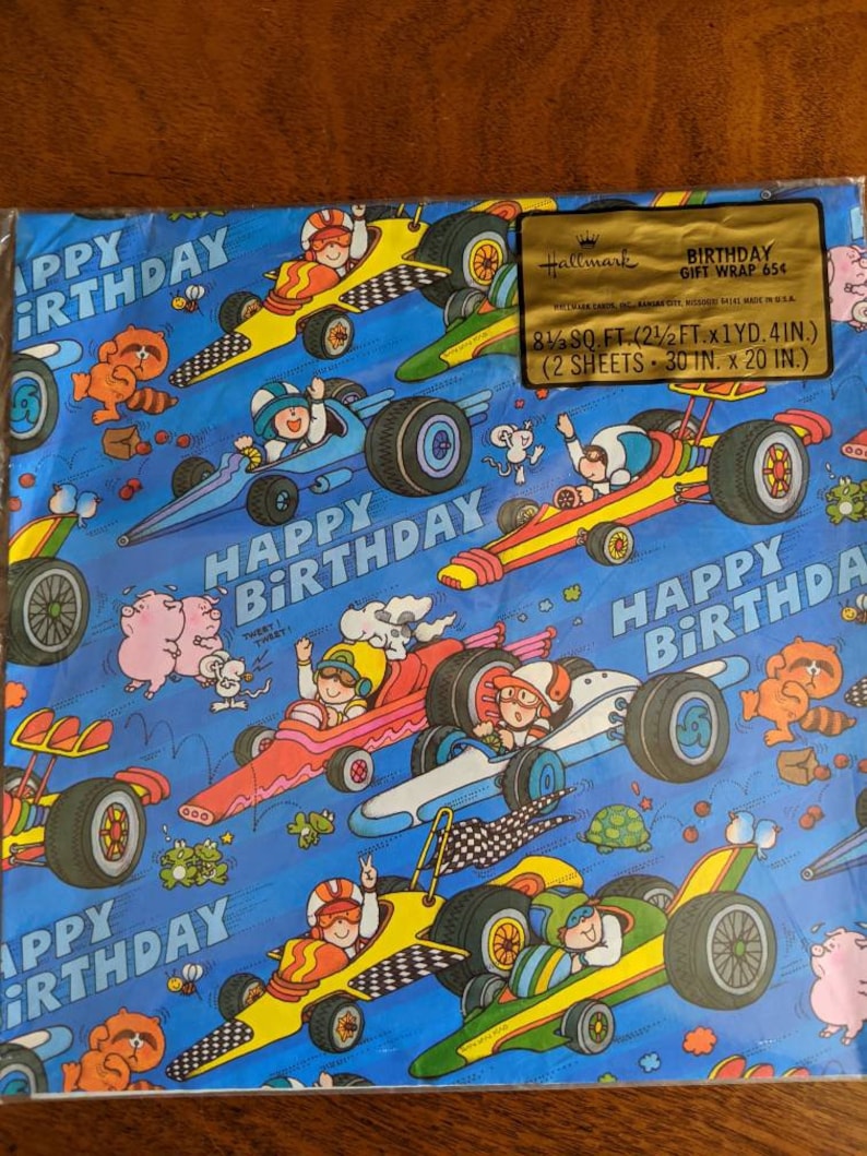 Pu&ograve; includere: Carta da regalo di compleanno blu e gialla con un tema di auto da corsa. La carta presenta auto dei cartoni animati, animali e le parole "Buon compleanno". &Egrave; di 8 1/3 piedi quadrati e viene fornita con due fogli, ciascuno di 30 pollici per 20 pollici.