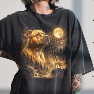 Staffordshire Bullterrier Howling Moon T-Shirt, Staffy Liebhaber Geschenk, Retro Hund Grafik T-Shirt