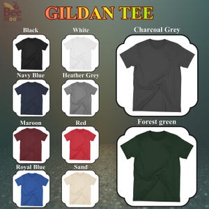 K&ouml;nnte beinhalten: Eine Auswahl an Gildan T-Shirts in verschiedenen Farben, darunter Schwarz, Wei&szlig;, Marineblau, Heather Grey, Bordeauxrot, Rot, K&ouml;nigsblau, Sand, Anthrazit und Waldgr&uuml;n. Jedes T-Shirt ist gefaltet und zeigt die verf&uuml;gbaren Farboptionen. Der Text "GILDAN TEE" ist ebenfalls abgebildet.