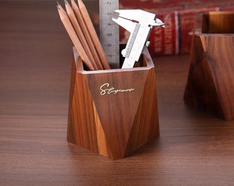 Portalápices personalizado de madera de nogal con grabado personalizado e incrustaciones de metal. Organizador de escritorio geométrico para oficina, estudio y espacio de trabajo. Decoración moderna para oficina.