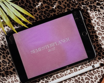 Könnte beinhalten: Ein schwarzes Tablet mit einem violetten Bildschirm und dem weißen Text SEMESTERPLANER 26/27, dazu ein weißer Eingabestift auf einem Stoff mit Leopardenmuster neben einer grünen Pflanze und einer kleinen Discokugel.