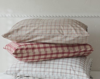 ein Paar Kissenbezüge, grau/schwarz/rot/braun karierter Kissenbezug