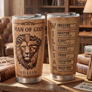 Op de afbeelding: Twee roestvrijstalen bekers met een beige afwerking met barstpatroon. Eén toont een leeuw en Jezus met een kruis, gelabeld 'MAN OF GOD' en 'WILLIAM'. De andere toont de naam 'WILLIAM' verticaal met bijbelverzen voor elke letter.