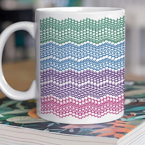 Peut inclure: Un mug en céramique blanche orné d'un motif ondulé répétitif avec le texte I DON'T HAVE TIME FOR YOUR BULLSHIT. Le texte est imprimé en quatre bandes horizontales de couleurs : vert, bleu, violet et rose, créant un design graphique audacieux.