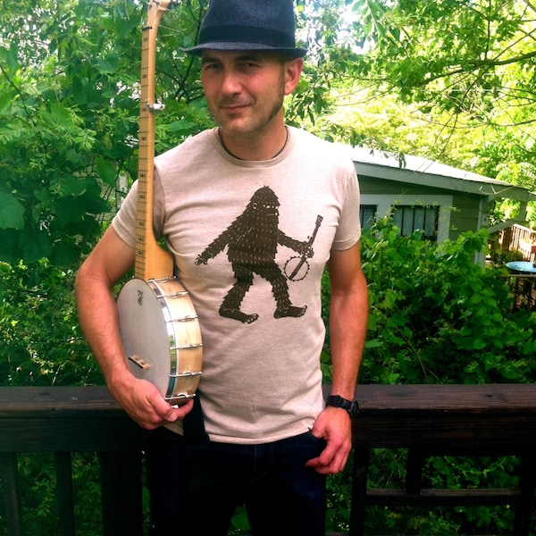 Squatchi Carrying a Banjo Men's Classic T-shirt