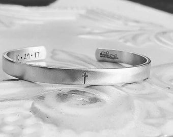 Cross Cuff Bracelet - Hand Stamped Cuff Bracelet - Bracelet d’inspiration - Bijoux religieux - Cadeau de baptême - Cadeau personnalisé Chrétien