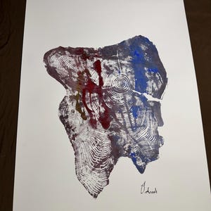 Könnte beinhalten: Abstrakter Kunstdruck mit einer Profilsilhouette in einem Baumringdesign. Das Kunstwerk verwendet Blau-, Rot- und Lilatöne auf weißem Hintergrund. Vom Künstler signiert, ist der Druck mit Metallstreifen versehen.