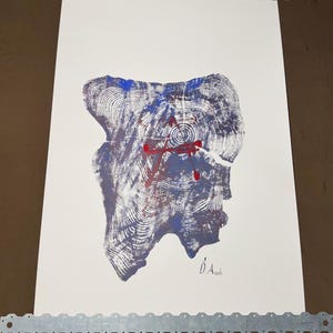 Peut inclure: Impression d'art abstrait représentant une souche d'arbre en nuances de bleu et de blanc, avec des touches de rouge. L'œuvre est montée sur papier blanc et fixée avec des bandes métalliques. Signé par l'artiste.