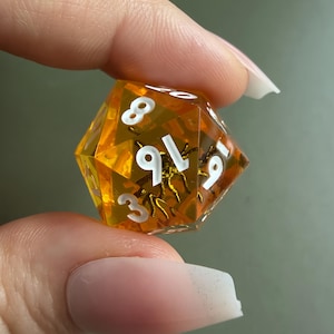 Amber Mosquito Resin Dice Set, 7PCS Handmade Polyhedral Dice with 3D Inclusion, Sharp Edge Bug DND Dice, TTRPG Accessory for Gamers