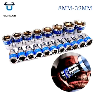 Könnte beinhalten: Eine weiße Keramik-Tasse mit schwarzem Henkel und dem Text "But First, Coffee" in schwarzer, handschriftlicher Schrift. Die Tasse steht auf einer weißen Oberfläche.