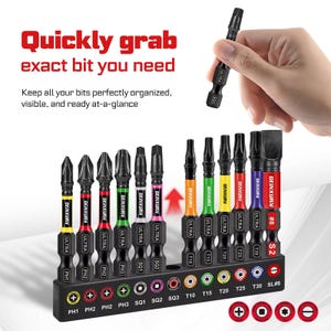 Puede incluir: Una taza de cerámica blanca con un asa negra y el texto "But First, Coffee" en un estilo manuscrito. La taza está sobre una superficie blanca. La taza mide aproximadamente 10 cm de alto.