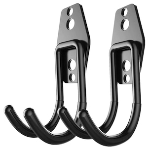 Könnte beinhalten: Zwei schwarze Metall-Utility-Haken. Jeder Haken hat eine rechteckige Montageplatte mit zwei Schraubenlöchern, eine U-förmige Halterung und einen gebogenen Haken. Zum Aufhängen von Werkzeugen oder anderen Gegenständen.