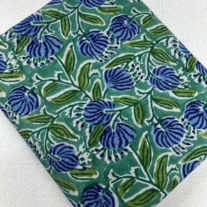 Tela de algodón azul con estampado floral hecho a mano, cortada a medida, tela artesanal botánica verde india.
