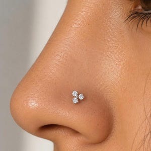 Delicato perno per il naso con zirconi cubici / Piercing minimalista in argento sterling / Piercing triangolare per il naso / anello per il naso / perno per il naso calibro 20 / Regalo per lei